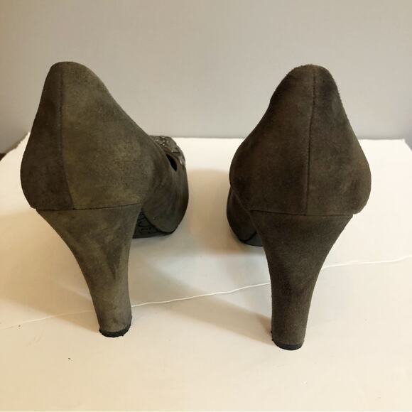 BCBG Grey Suede Pumps Silver Studs High Heels Leather Designer Retro 9.5 NWOT - Picture 8 of 14
